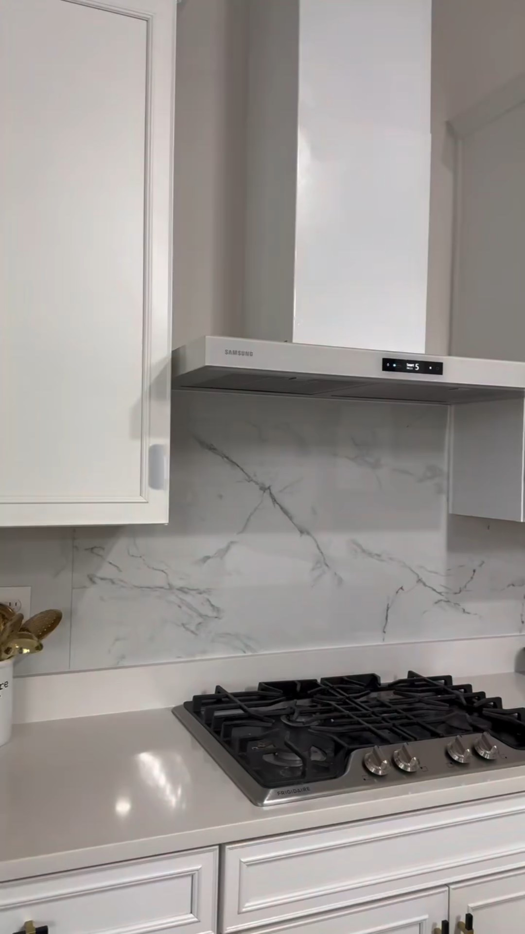 From builder basic to beautifully intentional.

We kept the palette light and timeless, added a marble-look backsplash for movement, upgraded the hood for a clean architectural moment, and finished it off with warm brass and black hardware to soften the space.

We moved the microwave to be aligned with the rest of the appliances and create a coffee bar. 

Simple changes with major impact.

This is proof that you don’t need loud design to make a statement — just the right details in the right places. 

If you are looking to upgrade your space @toridecor_ has you covered 

#KitchenReno #InteriorDesign #samsungappliances #ModernKitchen #samsungbespoke