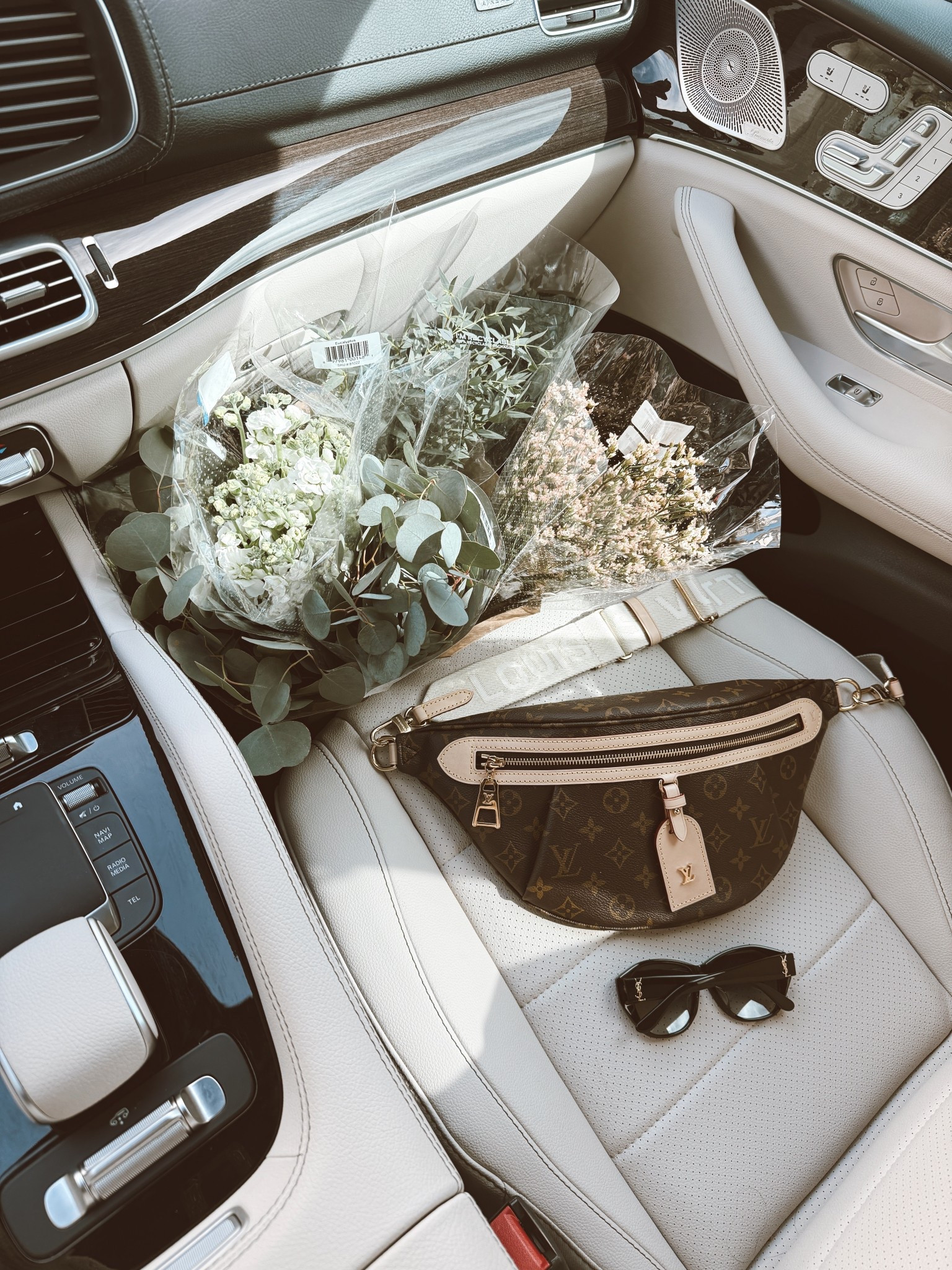 Flowers make me happy 🤎 YSL sunglasses 🕶️ 

#LTKSaleAlert #LTKSeasonal #LTKSpringSale