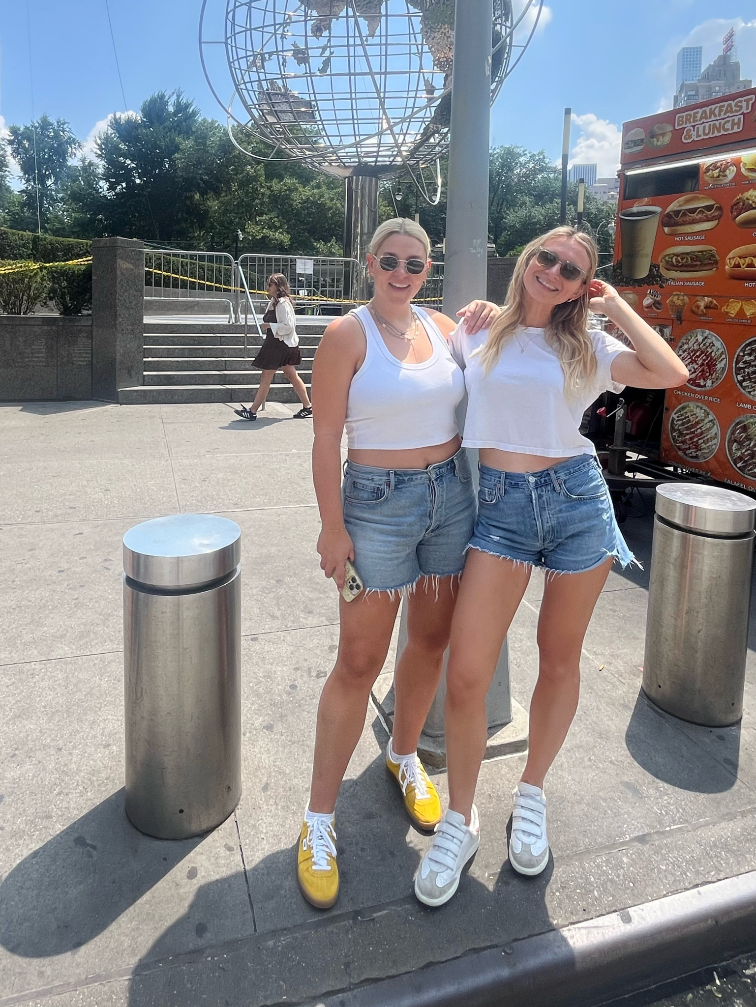 Casual city look. Cutoff jean shorts. Shorts and tank top. Summer fashion. Travel fashion. 