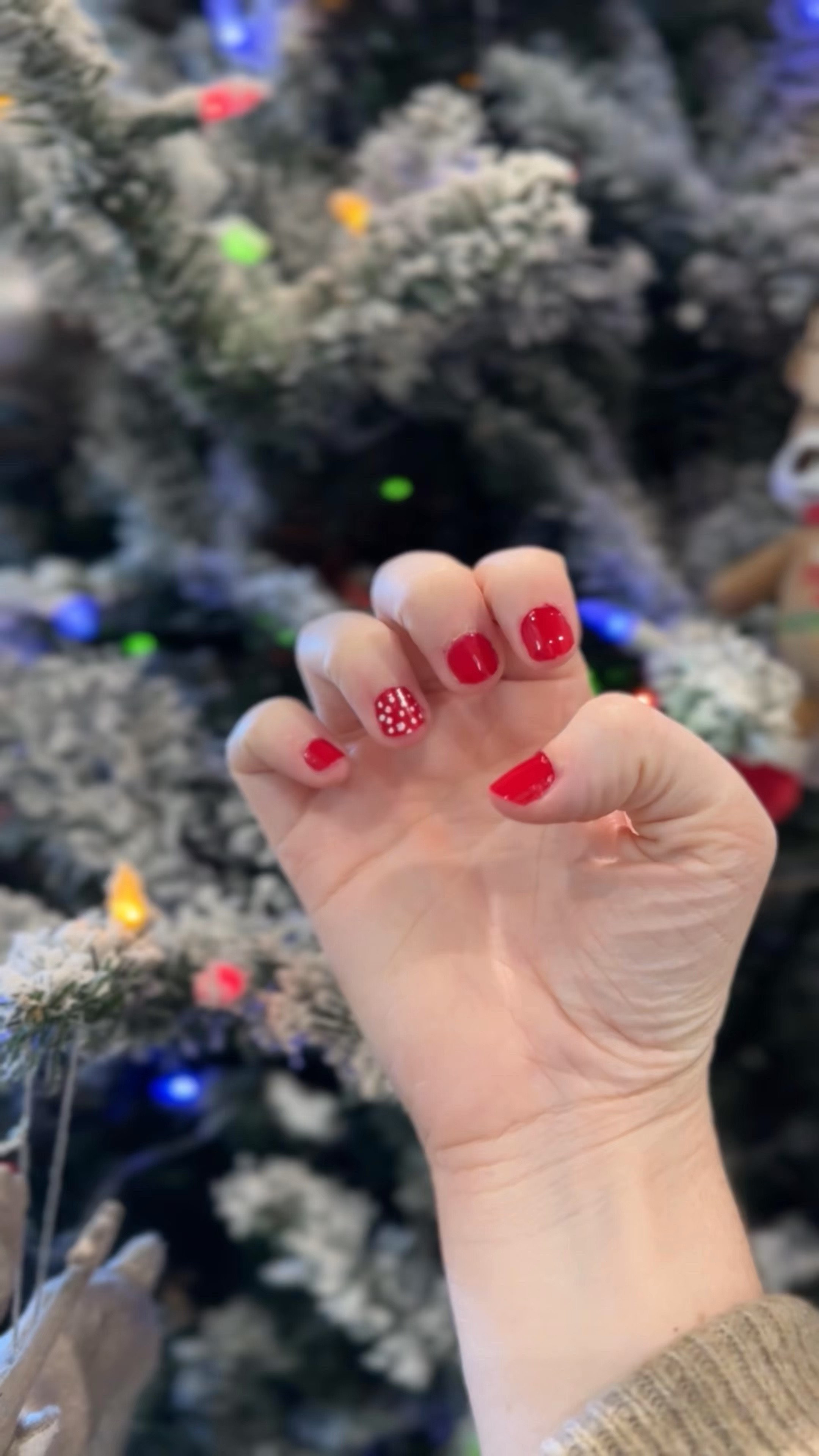 🎁 Holiday Nails w @ellamila_ #ellamilaartistera #ad

#LTKGiftGuide #LTKHoliday #LTKCyberWeek