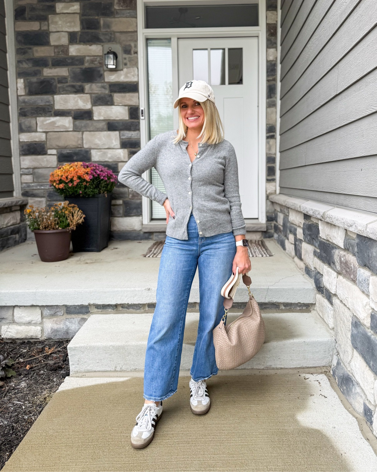 I wore this outfit out for lunch with my family and to the cider mill! 
Cardigan- small
Jeans- thrifted, brand is Madewell,