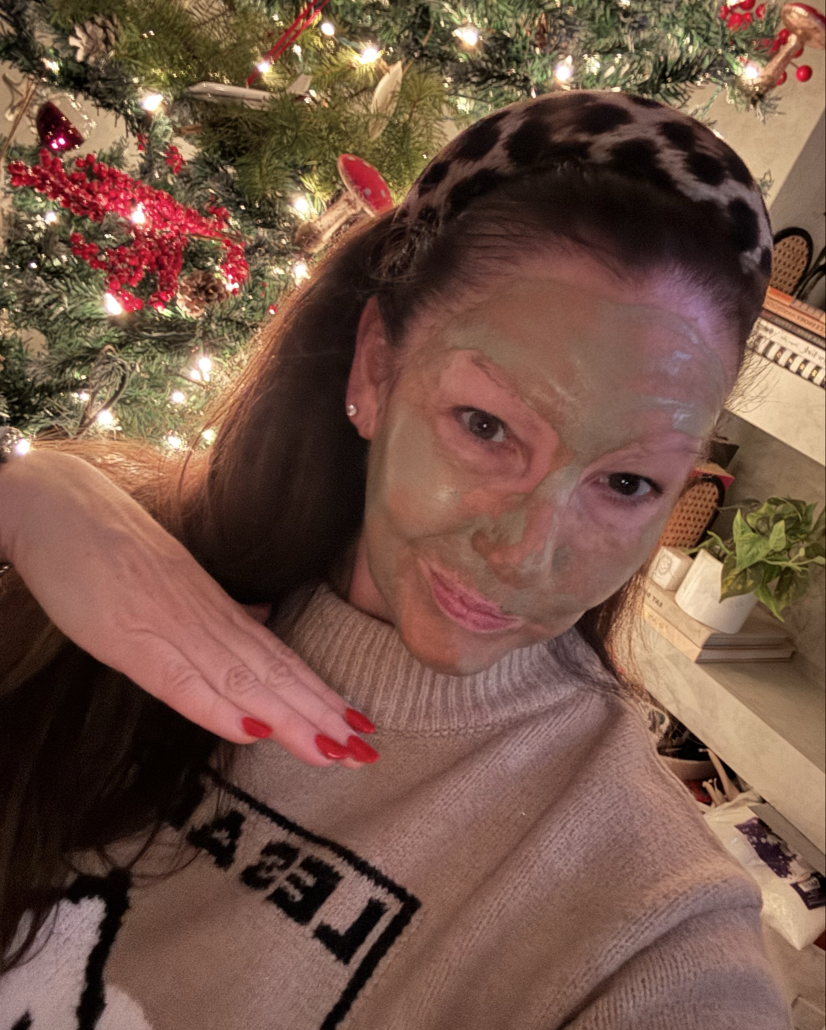 Am I blending into the tree? I love to take off my Mae up early in the evening and after dinner do a face mask. Not daily but at least 2-3 times a week. I mix them up but this is so cold on my skin I absolutely love it! Perfect for hot flushes and this hot weather we’re having! 
@wondervalley 

#ltkbeauty #facemask #skincare 