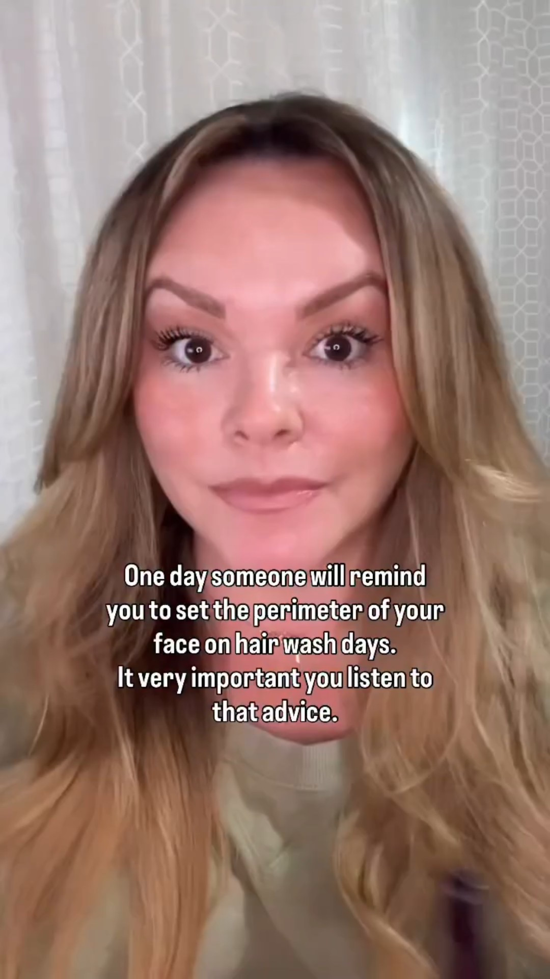 A super simple makeup tip that makes a huge difference! 
•
Do you do this?!
•
Forever in love with it the @charlottetilbury Airbrush Flawless Finish Setting Powder 

#AD #BeautyMustHave #CharlotteTilbury #MagicBeautyStars

•
Makeup tips/ Makeup tips for beginners/ Trust the process