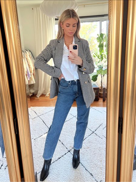 Size small blazer + shirt 
Size 6 denim 
Cannot believe how nice the quality is!