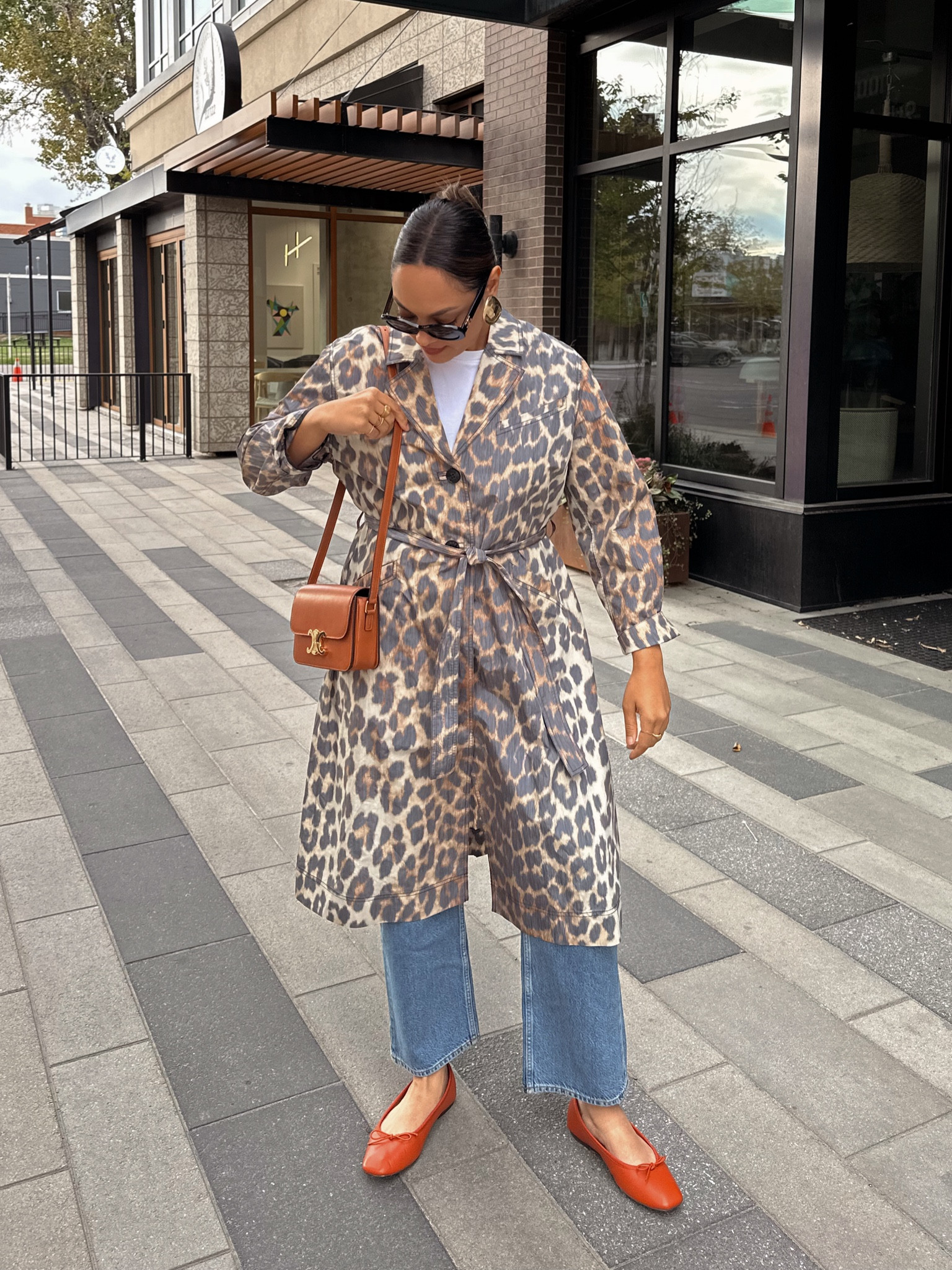 Fall outfit idea!

-Ganni leopard print trench coat. I have a size 40 or medium. 
-Arket medium wash cropped straight jeans, I have a size 29. 
-Madewell orange ballet flats. 
-Uniqlo white T-shirt, I have a large. 
-Celine Triomphe teen bag in cognac. 
-Celine Triomphe sunglasses. 


#LTKautumn #LTKcanada #LTKstyletip