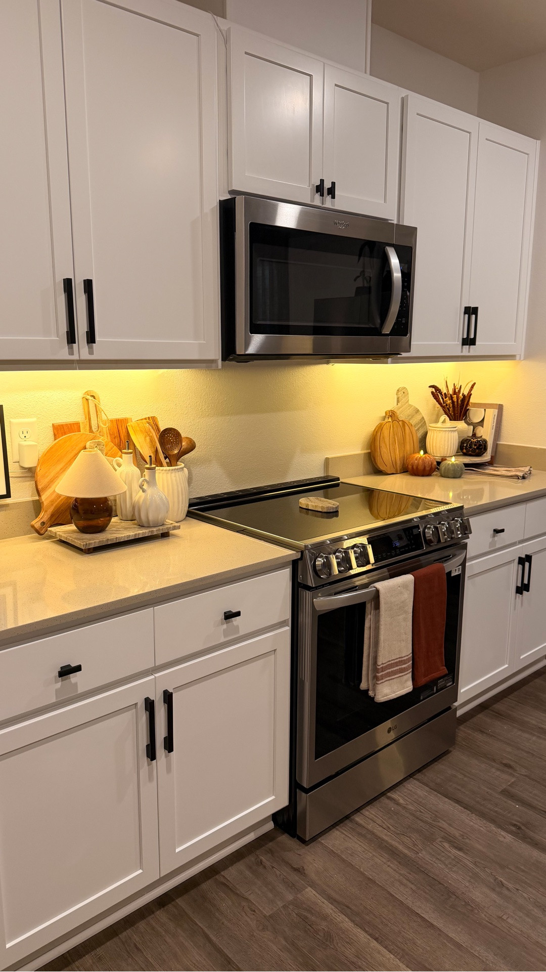 @susinel Cocina lista for FALL 🍂🤎 siempre con una base y solo agregando toques de la temporada 👌🏻🍂✨

Escribe la palabra KITCHEN DECOR te envío todo lo que use 🔗✨