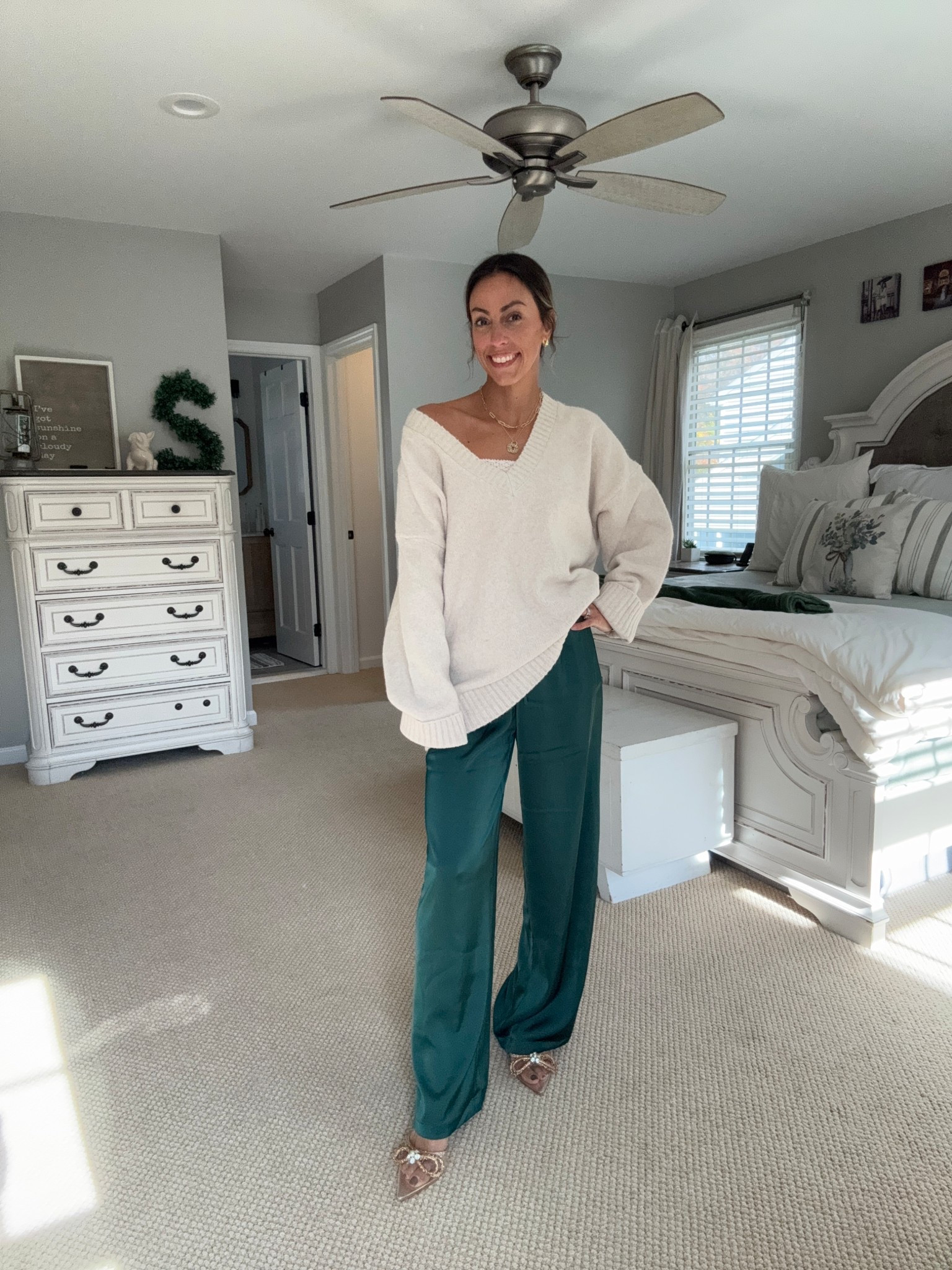 Simple + chic outfit that’s effortless but elevated 💚🎄

Pair a chunky sweater with some silky pants, casual but chic, warm, and comfortable! 


Holiday photos | basic | elevated | simple | green | emerald | christmas | holiday | parties | photos | heels | chic | casual 

#LTKSeasonal #LTKFindsUnder100 #LTKHoliday