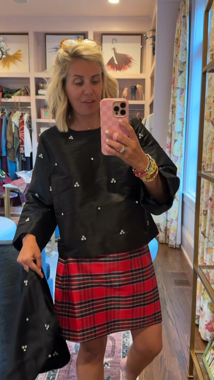 Are you kidding me Belk?!? I’m obsessed with their new holiday collection!
Top - xs
Skirt - 4