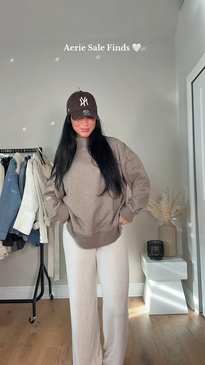 Aerie sale try-on ✨ So many good deals to snag right now! Everything is linked on my LTK under the AE/Aerie section 🤍

Sizing: 5’7”, 145 lbs, 32DD | wearing size smalls + size 4 leggings.



#LTKGiftGuide #LTKSaleAlert #LTKHoliday