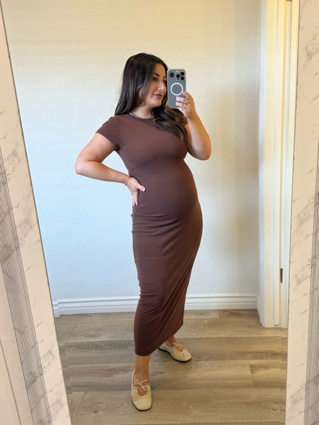 Loveee this dress!! Not maternity but very bump friendly!
I’m 29 weeks pregnant in a size small
Color: chocolate love