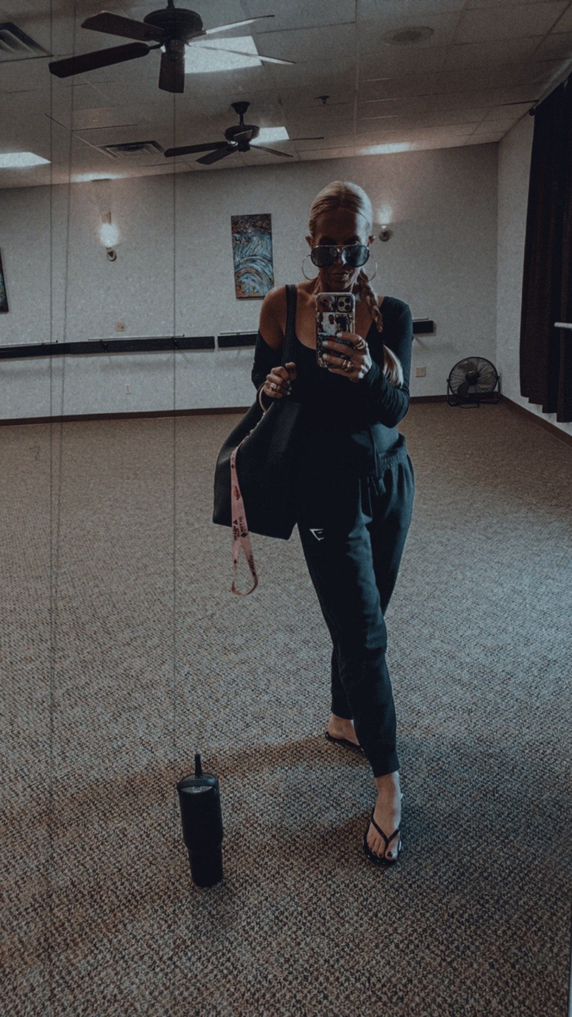 pretty sure these gymshark pants belong to my son 🙈
but… they’re oversized, soft, and too good to give back.
the “no squeeze, all comfort” kinda structured.
#glitteruedit #momstyle #fitstyle
