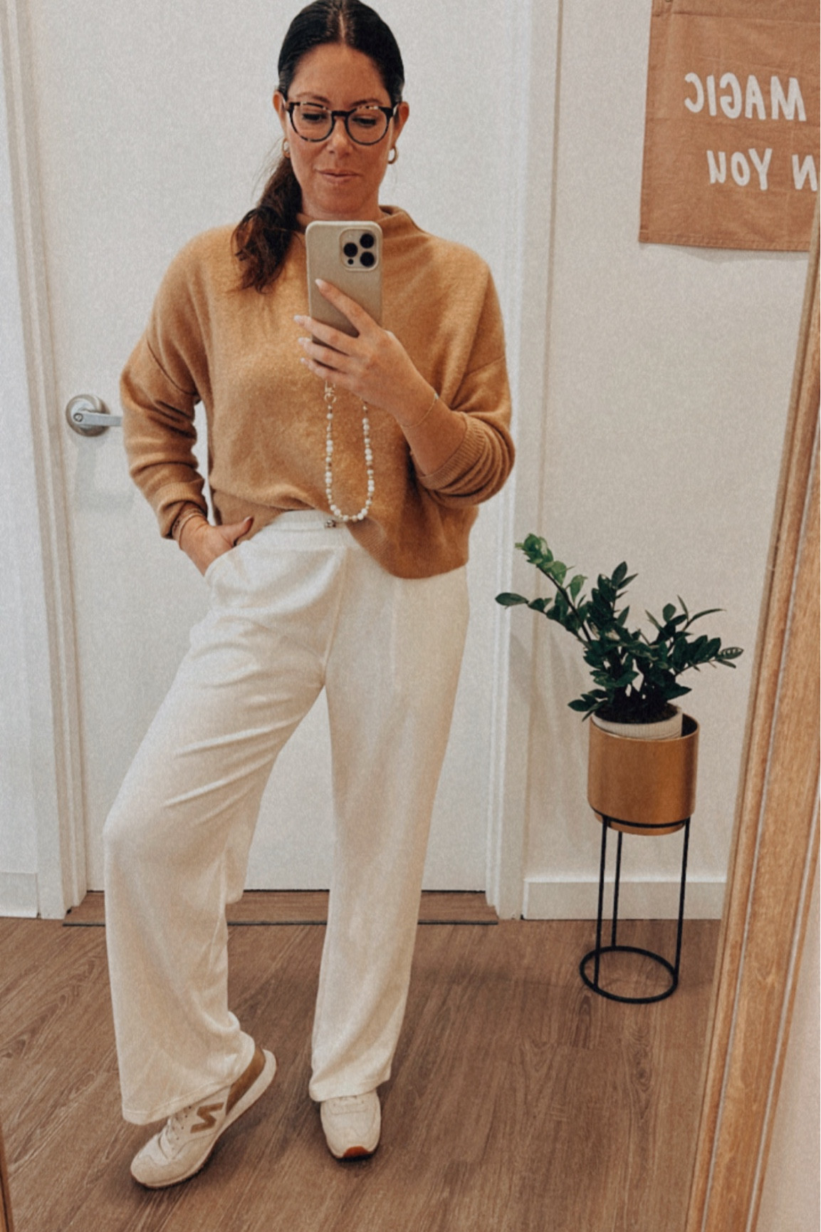 The best comfy pants that you can dress up or down. So soft, vuori dupe! Snag them, you will not regret it!