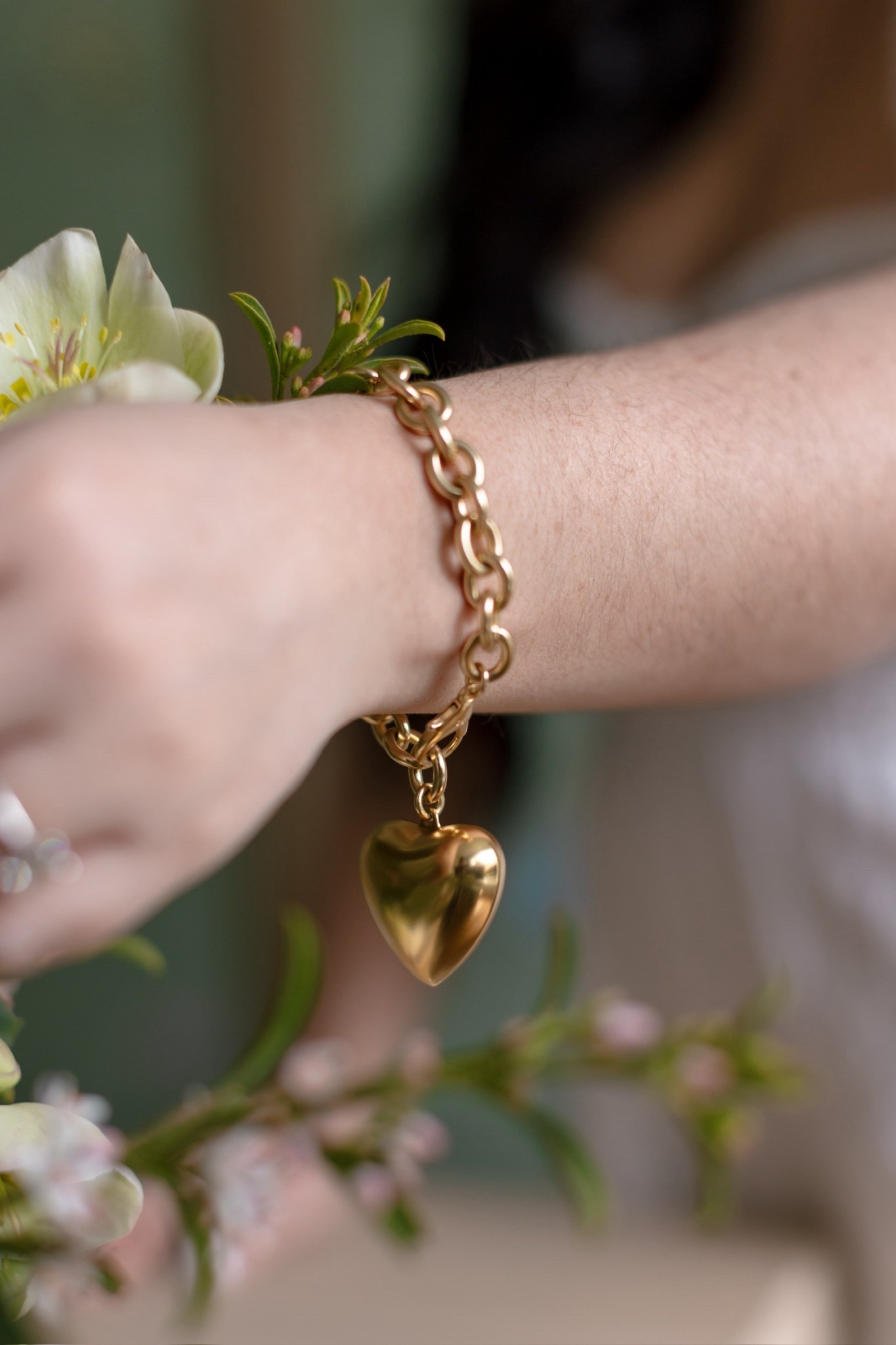 This gold chunky heart bracelet would make the perfect Valentines gift + it’s under $100! 

#LTKootd #LTKValentine #LTKWedding