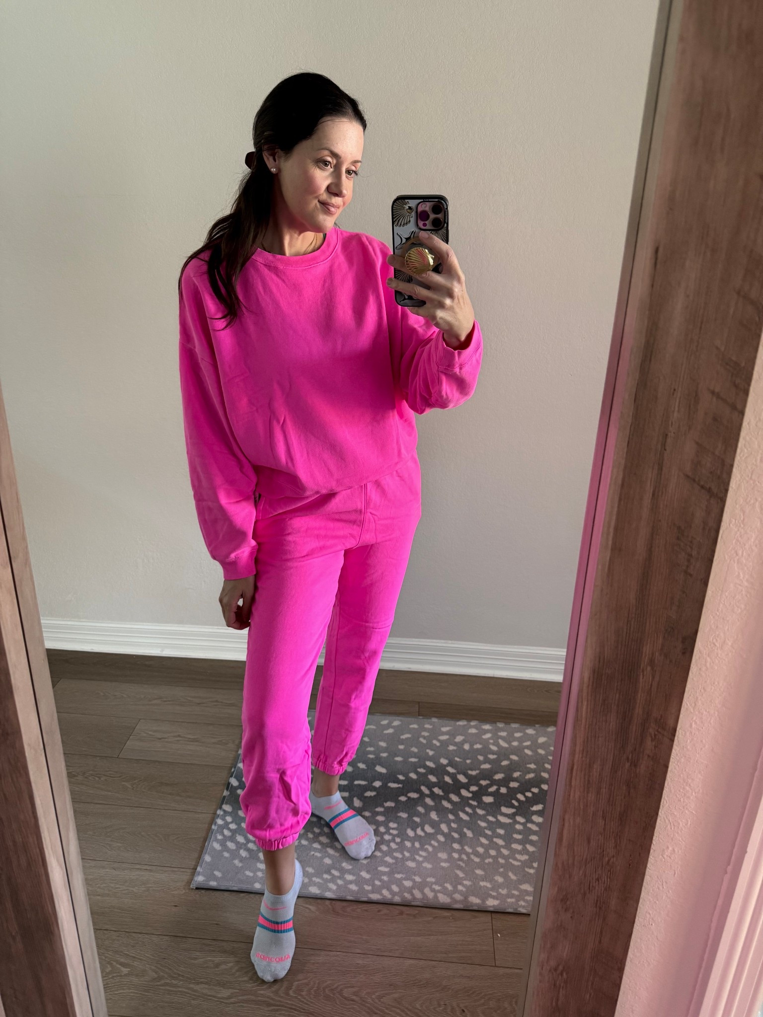 Hot pink sweatpants and sweatshirt 

#gap 