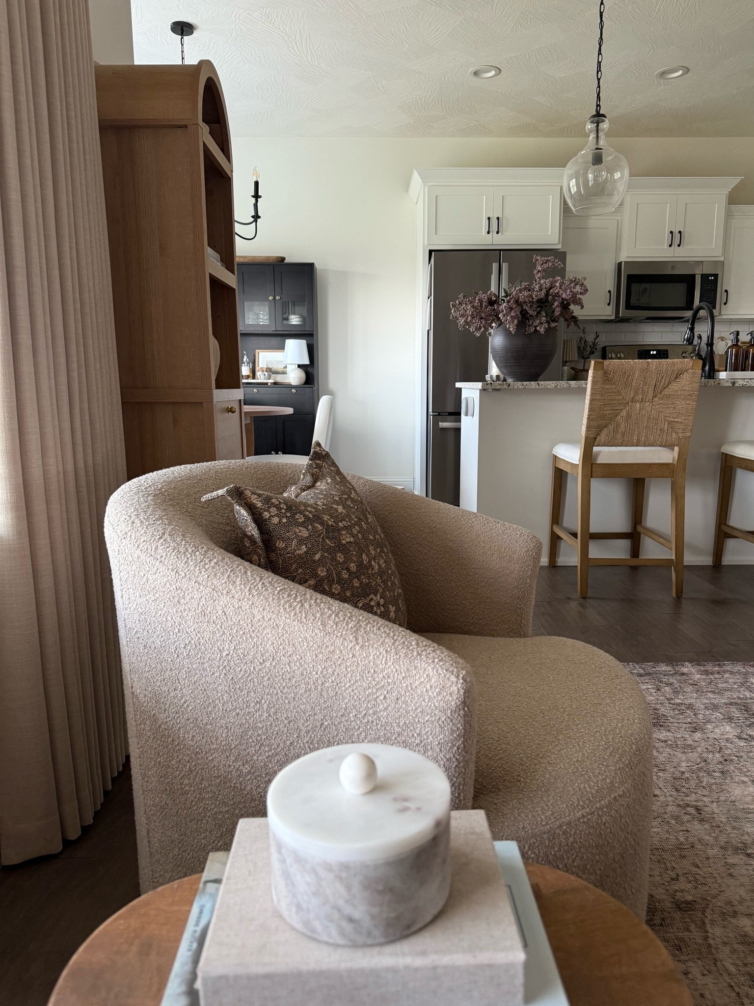 One of those moments that makes you stop and take it all in 🤎 The house was clean, the light was just right, and everything felt calm for a minute. It’s easy to get caught up in the next thing on the to-do list, but sometimes it’s nice to slow down, sit back, and appreciate the spaces we work so hard to create.

#LTKHome