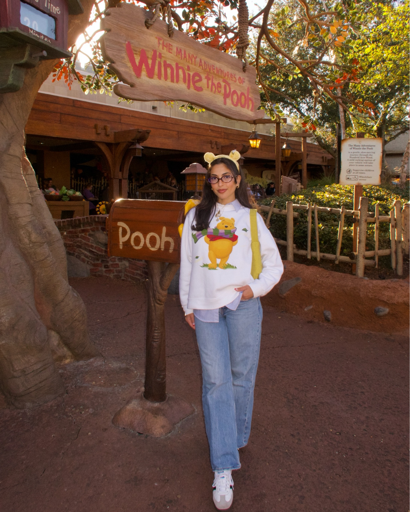 Pooh outfit 💛
Sweatshirt is vintage, ears are from Disney 
