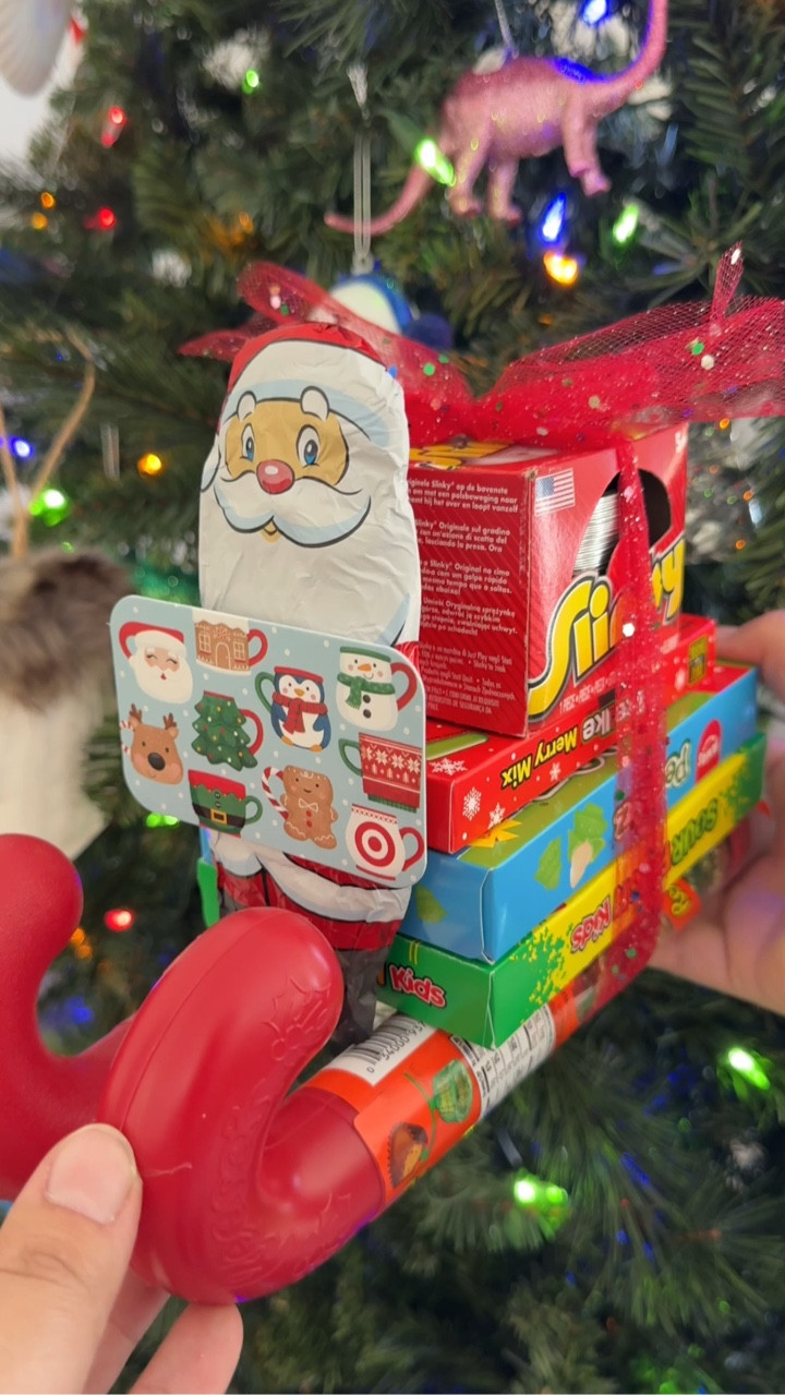 This is the perfect quick & easy Christmas gift idea! A few sweets and a gift card so they can pick something out for themselves. A glorified gift card holder if you will 🤭 #christmas #christmasgiftideas #christmasgift #christmasvibes #asmr #satisfying #trending