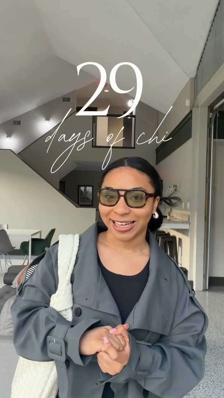 29 days of chic day 8! This is the perfect outfit for an on the go travel day. #momentsofchic #chicoutfits #traveloutfit #airportoutfit #springoutfits