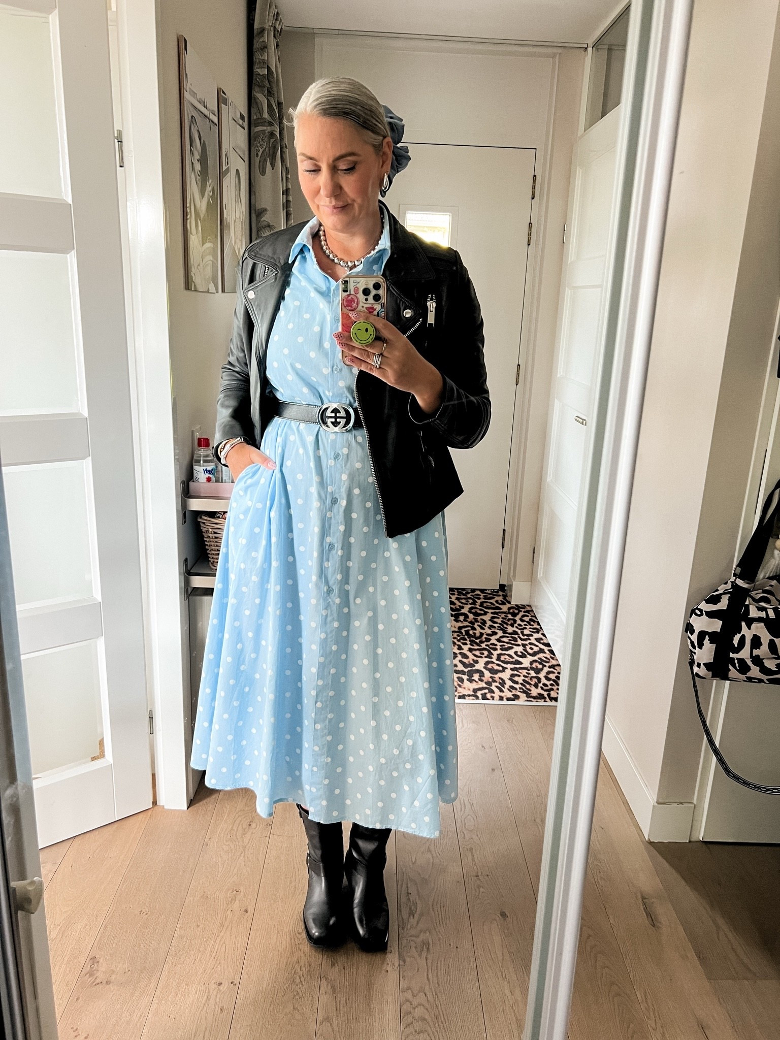 OOTD - Vrijdag. Lichtblauwe polkadot jurk van het duurzame, Zweedse merk Réunion gecombineerd met zwarte biker boots (via Molly & My, code Lous10 geeft korting), een zwart leren jasje (heel oud van Claudia Strater, een zwarte riem en zilveren accessoires en een oversized blauwe scrunchie.

#LTKnederlands #LTKeurope #LTKstyletip