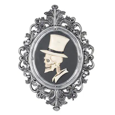 Haunted Living 12-in Lighted Skull Battery Operated Picture with Easel | Lowe's