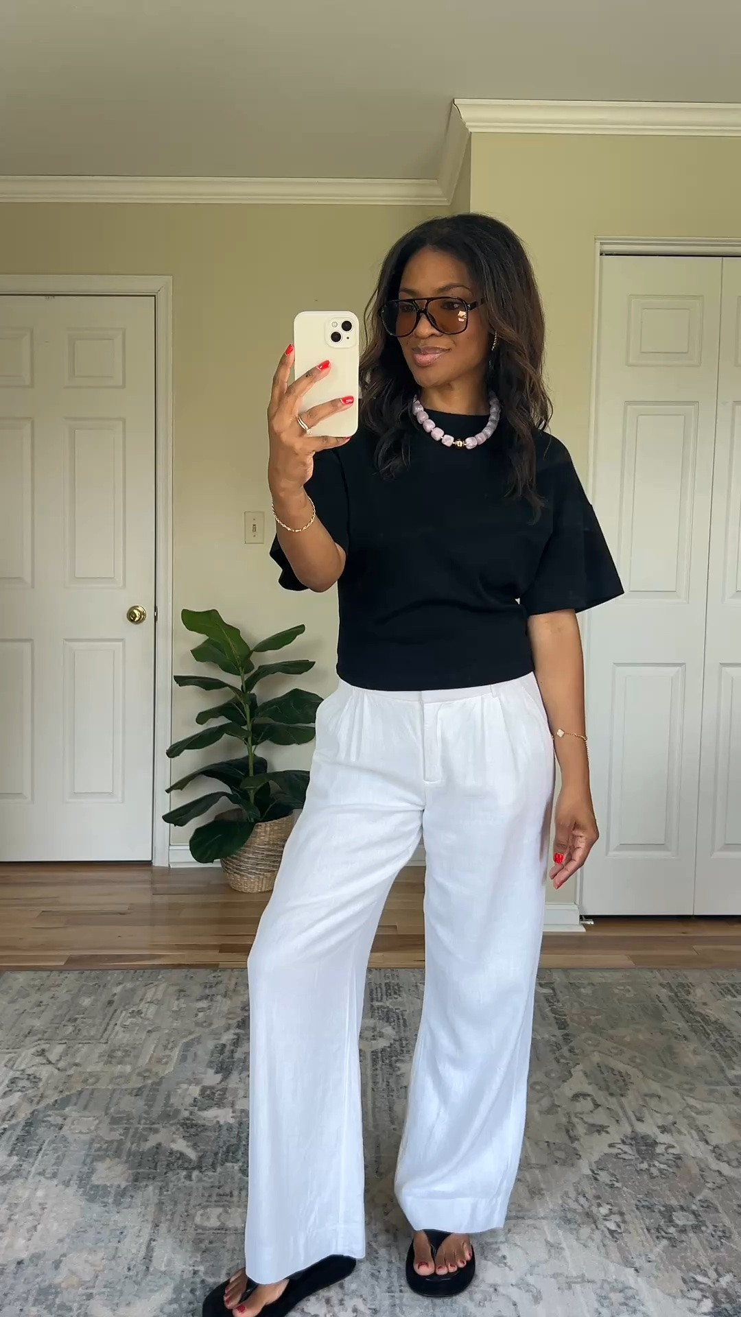 Aritzia top in size small. White linen pants in size 27 regular 

#LTKgrwm #LTKOver40 #LTKootd