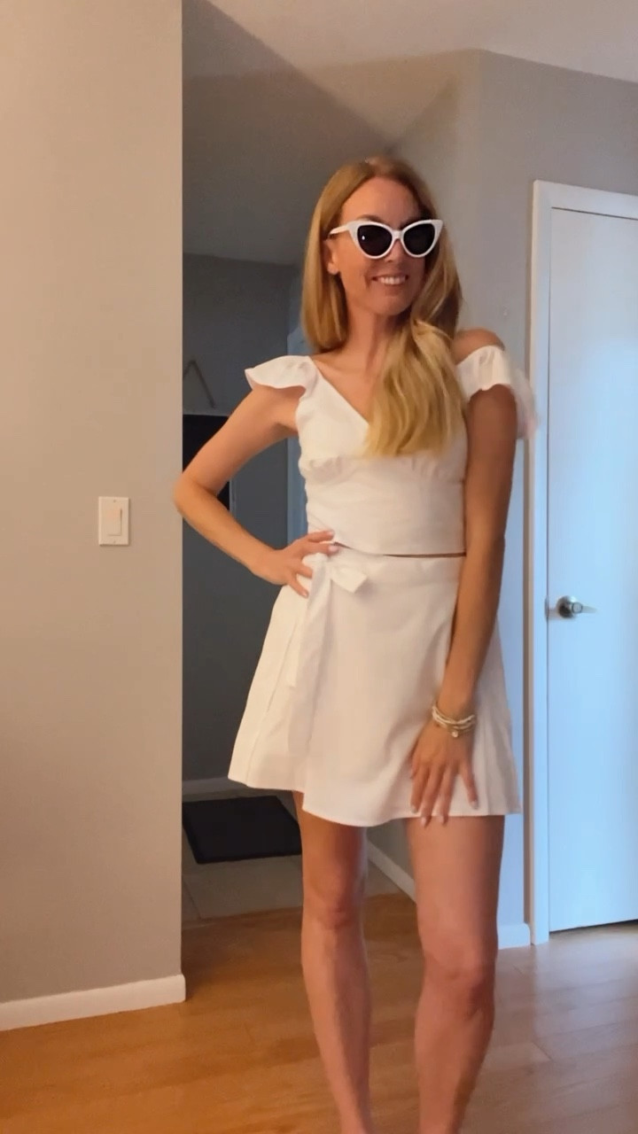 Target try on of new summer arrivals. ❤️


Wearing a size extra small in the first dress size small and the second top size small in the third dress size small and top and bottom for fourth outfit.