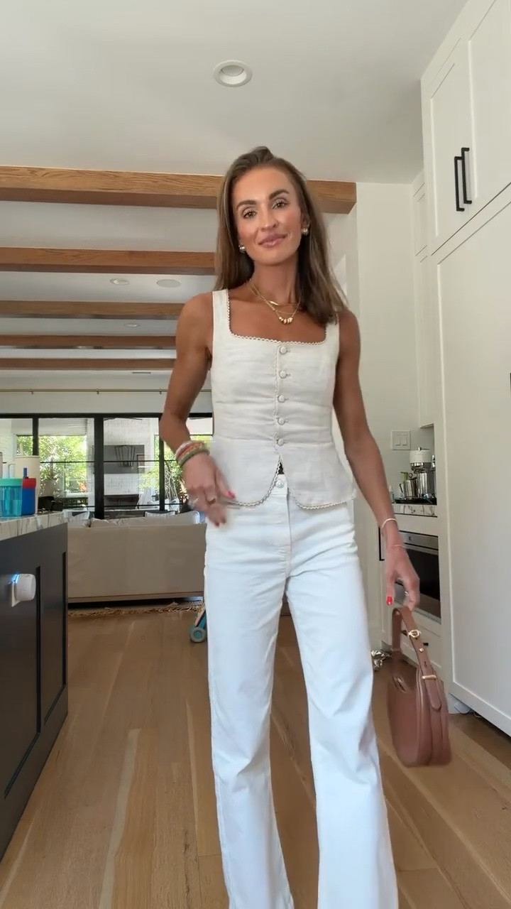 Darling white top + super flattering denim 🤍 timeless outfit you can truly wear for many things! 🙌🏼🙌🏼

#LTKootd