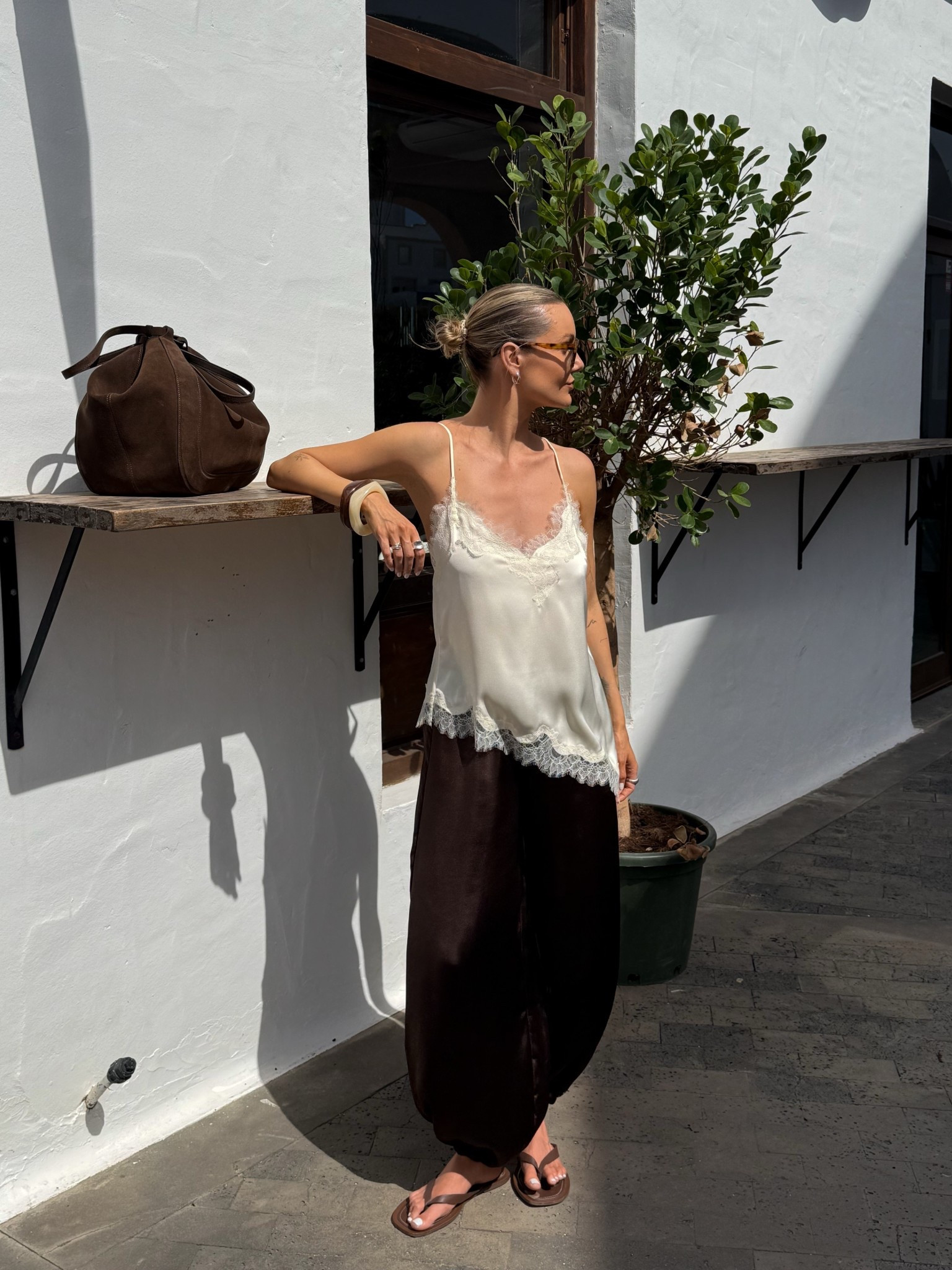 Happy fridayyyy wish I was back in the sunshine waiting for a cocktail 🍹 

.
.
.
Holiday outfit ideas, holiday outfits, balloon trousers, spring style, styling lace 