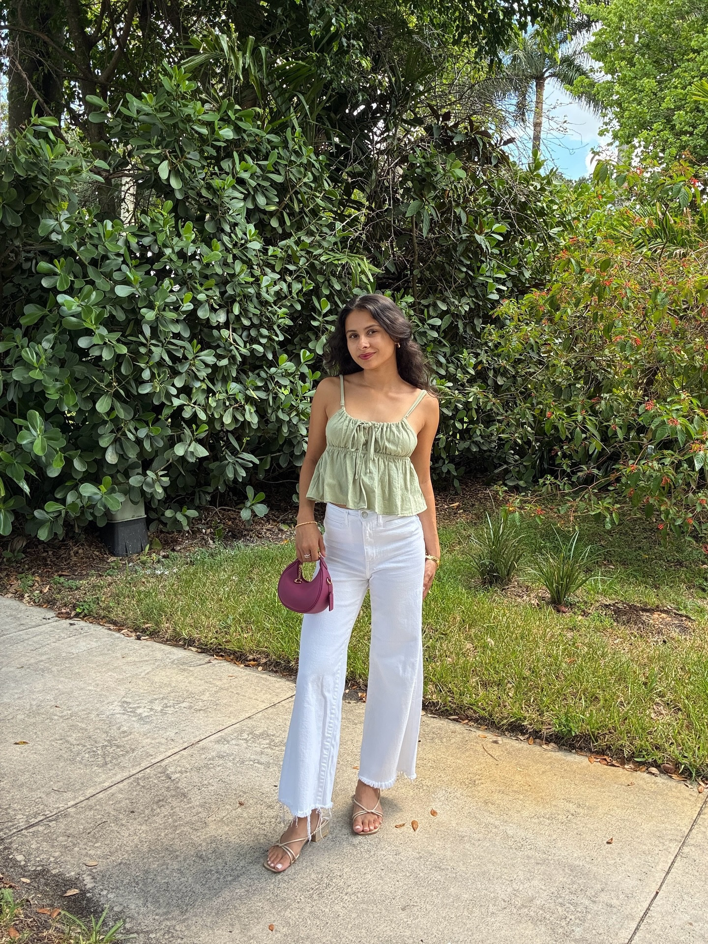 🌿🍉 you’ll see me running around town with the cutest lil coach bag you’ve ever seen✨

#casualoutfit #casualoutfitideas #coachpurse #whitejeans #greentop #outfitideas #miamiinfluencer #miamicontentcreator

#LTKPetite