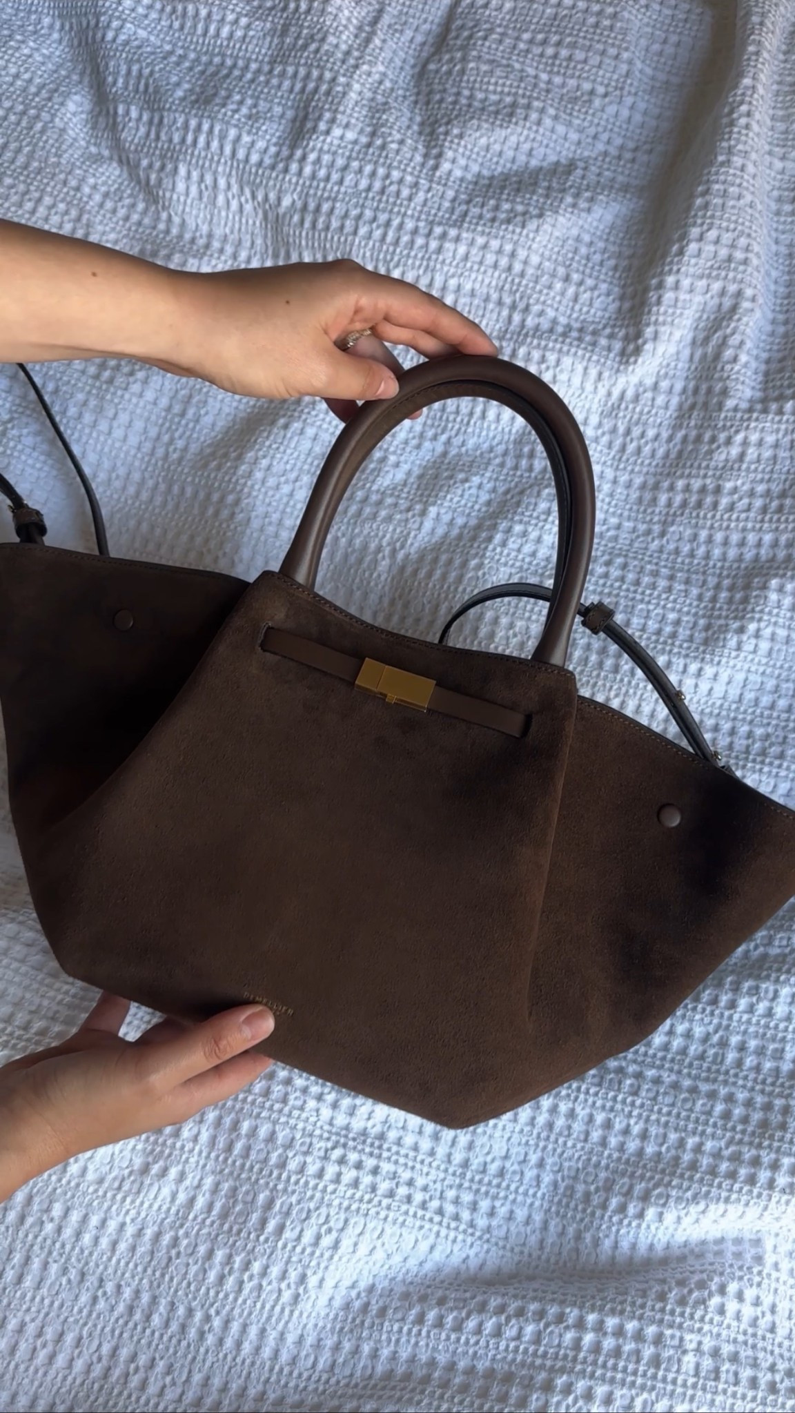 I’ve gone for the midi size for autumn - but I also have the original size in black which fits my laptop etc and is perfect for travel! 
This one is perfect for everyday autumnal outfits 🤎