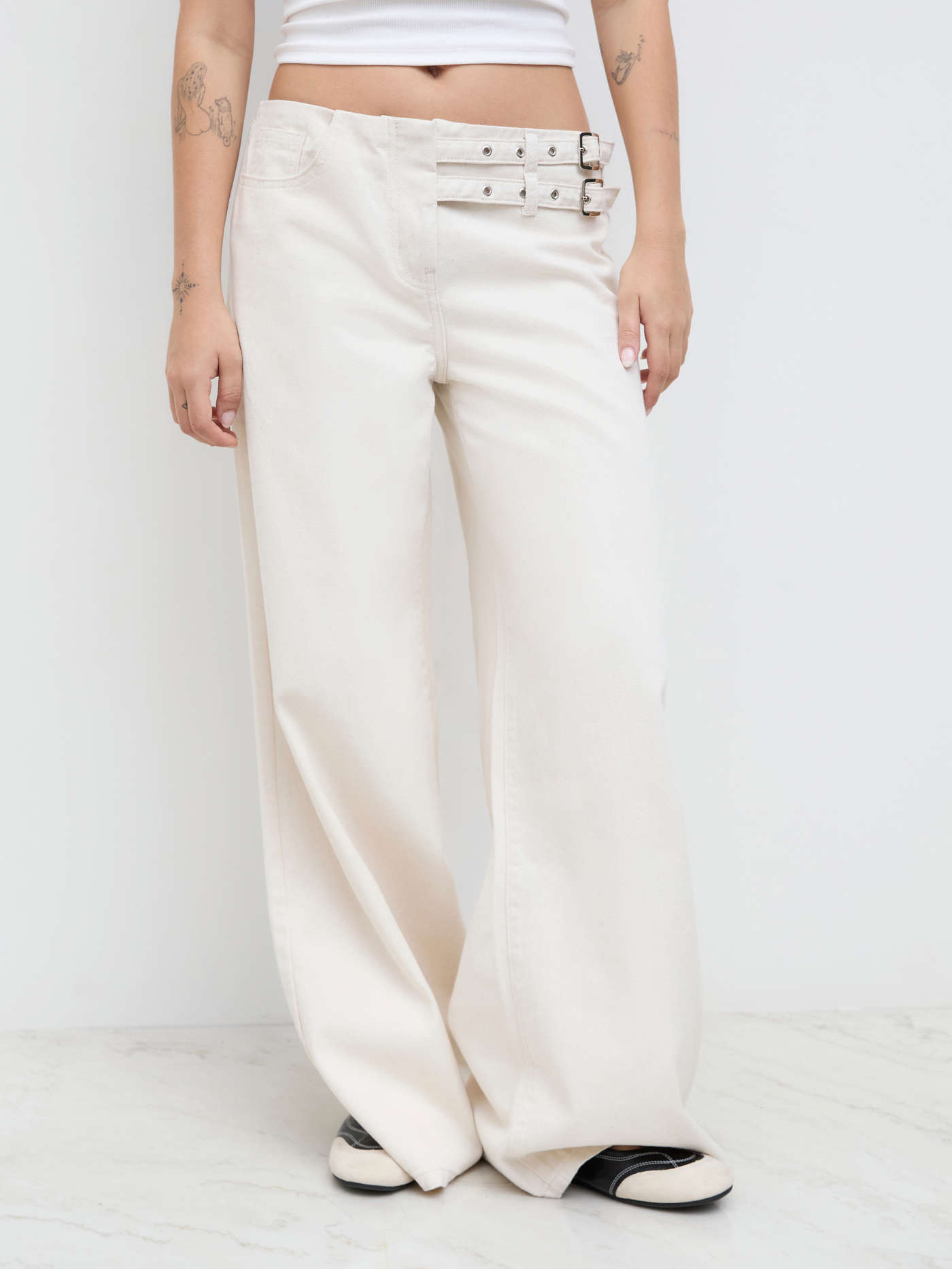 Denim Low-Rise Gürtelte Jeans mit Weiten Beinen... | Cider