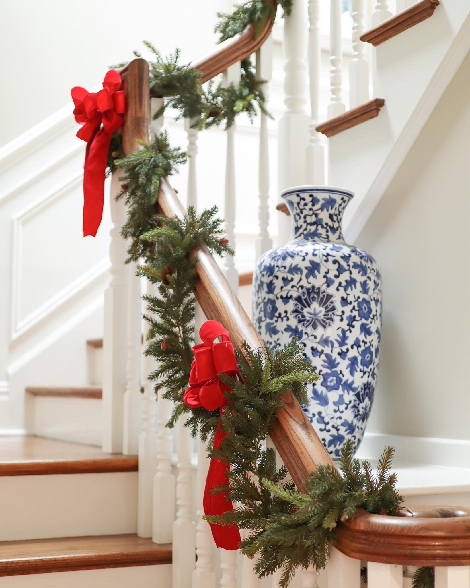 Tara Thorsen of Thefashionhousemom shares holiday decor. Holiday garland really make an impact on the stairs. 

Holiday decor, garland, stair decor. 


#LTKhome #LTKHoliday #LTKSeasonal