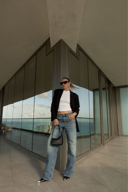 Denim and oversized blazer are always a good idea. 

Jeans, oversized blazer, purse

#LTKstyletip