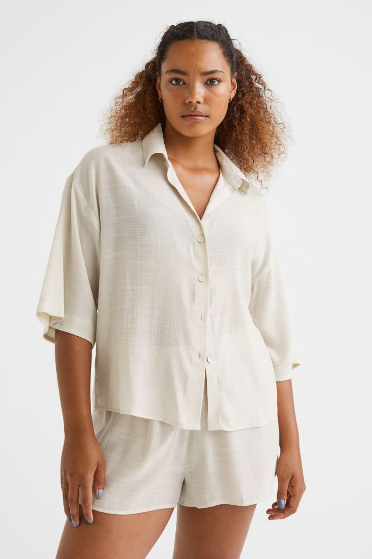 Boxy shirt in woven, crêped fabric made from a viscose blend. Resort collar, buttons at front, a... | H&M (US + CA)