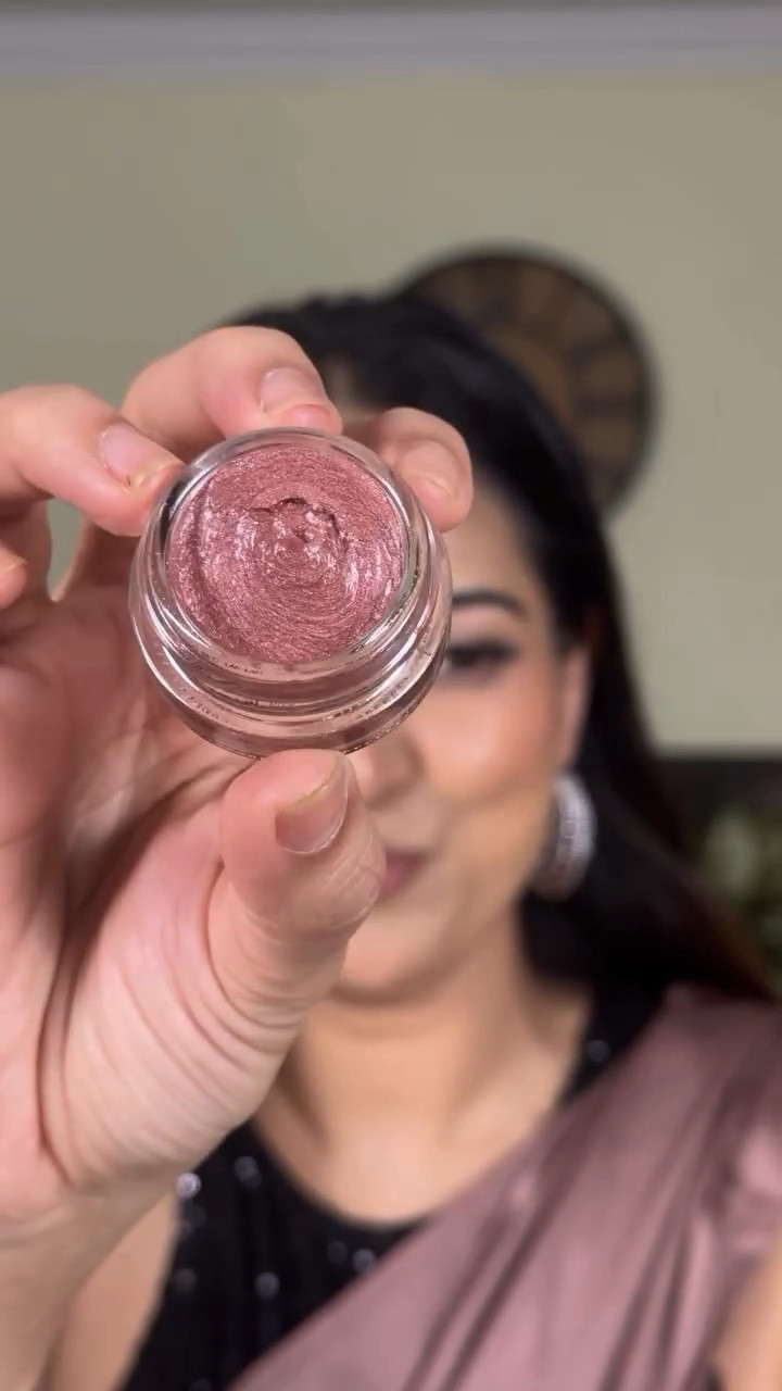 I absolutely love this eyeshadow!! 
This eyeshadow looks so stunning and it’s so easy to use. 
@kulfi.beauty Zari eyes in shade Sitara Sparkles is the shade I’m going to use on repeat this Diwali 🪔 
@sephora 
#eyeshadow #diwalimakeup #diwalilook❤️