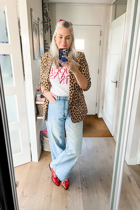 Ootd - Thursday. Wide leg jeans (old, Terstal), Ganni lookalikes red slingback flats, Gucci socks, leopard blazer (secondhand), graphic print t-shirt (old, H&M) and a red bow in my hair. 



#LTKmidsize #LTKstyletip #LTKover40