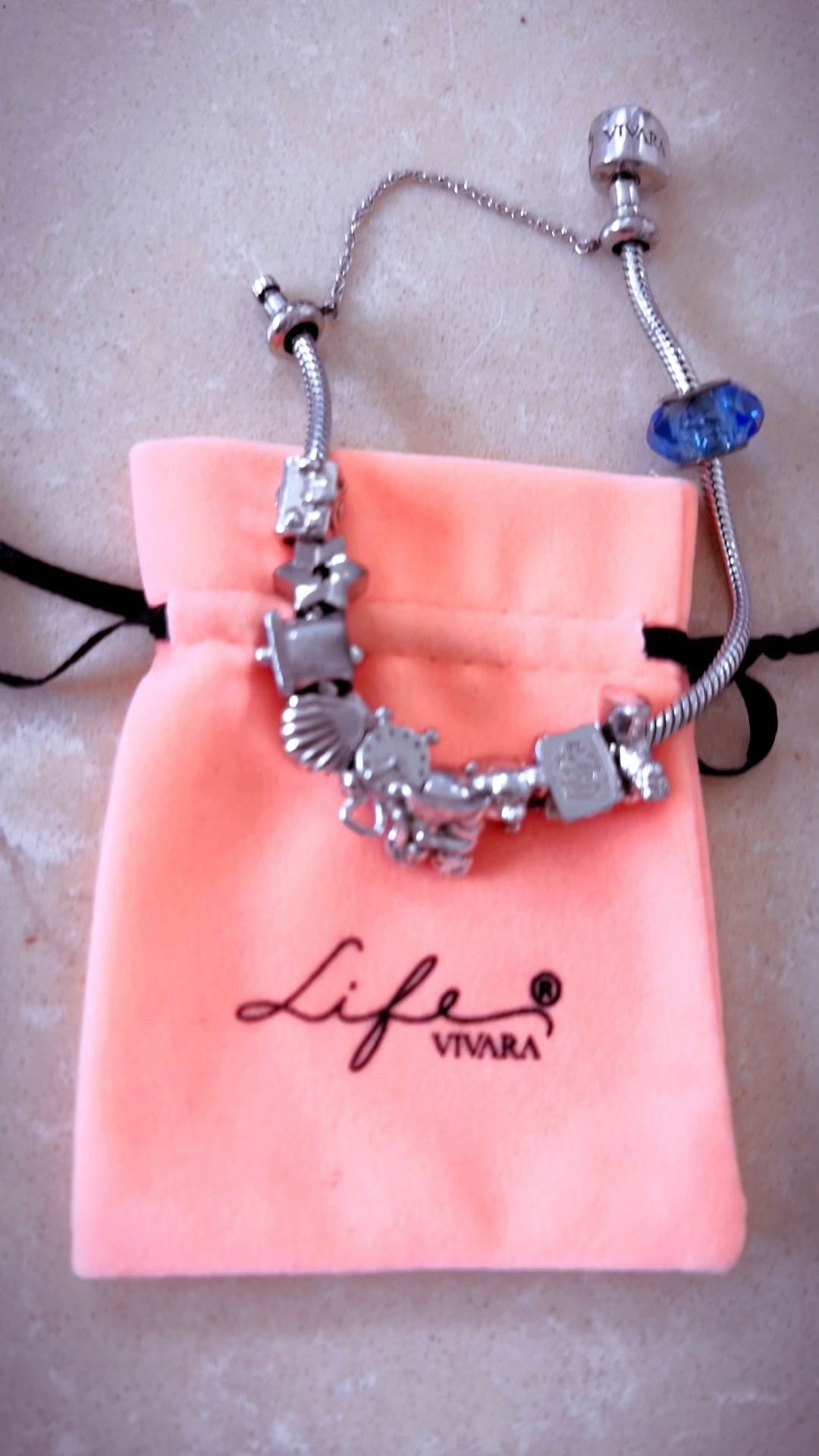 Toda namorada AMA receber presentes da Vivara! ✨🥰

Gosto demais da linha Life, delicada e atemporal com pingentes lindos pra customizar de acordo com cada estilo 🥰

#vivara 