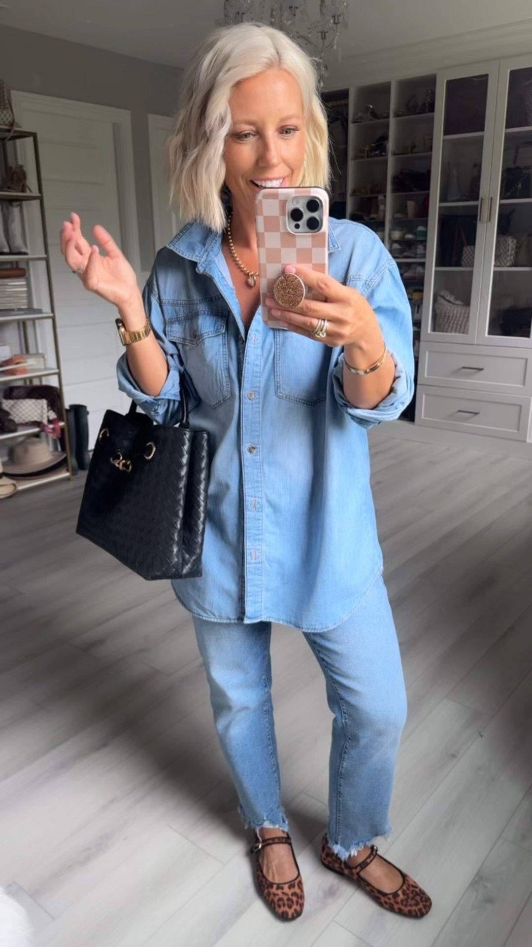 I’m so excited not favorite denim top is BACK!!!! I’ve work this a ton the last two years and is honestly a favorite!!! I love the oversized fit and length!!!! It comes in three washes now!!!
⬇️⬇️⬇️
Top size small (runs oversized)
Jeans size 6 (roomy fit)
Shoes TTS

#LTKSaleAlert #LTKSeasonal #LTKOver40