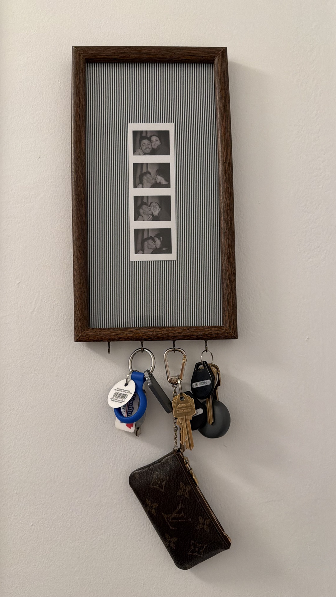 I still can’t believe I made this in 15 minutes for less than $20!!! With a little help from Canva and Pinterest, I turned this goodwill picture frame into the cutest place to hold our keys. IM OBSESSED!! #diy #pintrest #apartmentdecor #nycapartment