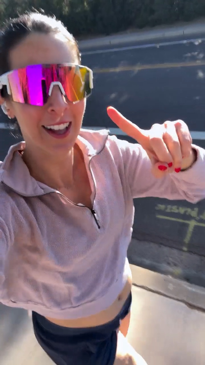 Still running at 19 weeks and feeling good 🫶🏻🫶🏻

Pregnancy doesn’t mean stopping hard training — it just means listening in, adjusting when needed, and honoring what my body’s asking for.

So grateful I get to keep moving while growing this little 🐣🤍 #19weeks #pregnantrunner #morningrun #runnersofinstagram #alo