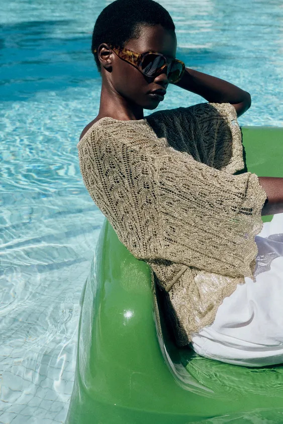 Open-knit top with metallic thread. Boat neck and below-the-elbow sleeves. Fine belt detail. | Zara US