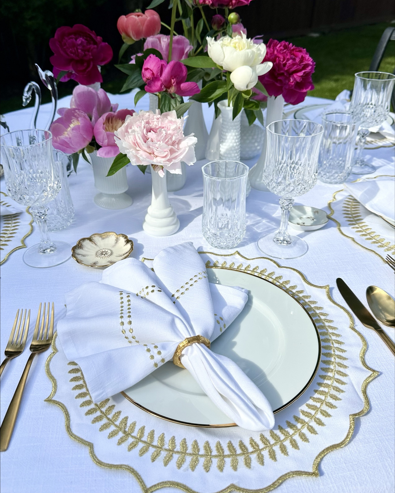 Easy Peony Centerpiece & @allcottonandlinen Luxurious Embroidered Placemats and Napkins

🌸Easy and simple flower arrangement using single blooms in bud vases. Group several bud vases together for a more impressive display.

🌺Visit @allcottonandlinen 
Use code CASA20 for additional 20% discount on your order. Click the LTK link in the bio to shop now!

Featured Items: 
🤍 Scalloped Placemats - Round Placemats 
🤍 White Dinner Napkins -Dot Embroidery 
🤍 White Hemstitched Cotton Tablecloth



#LTKParties #LTKHome #LTKSaleAlert