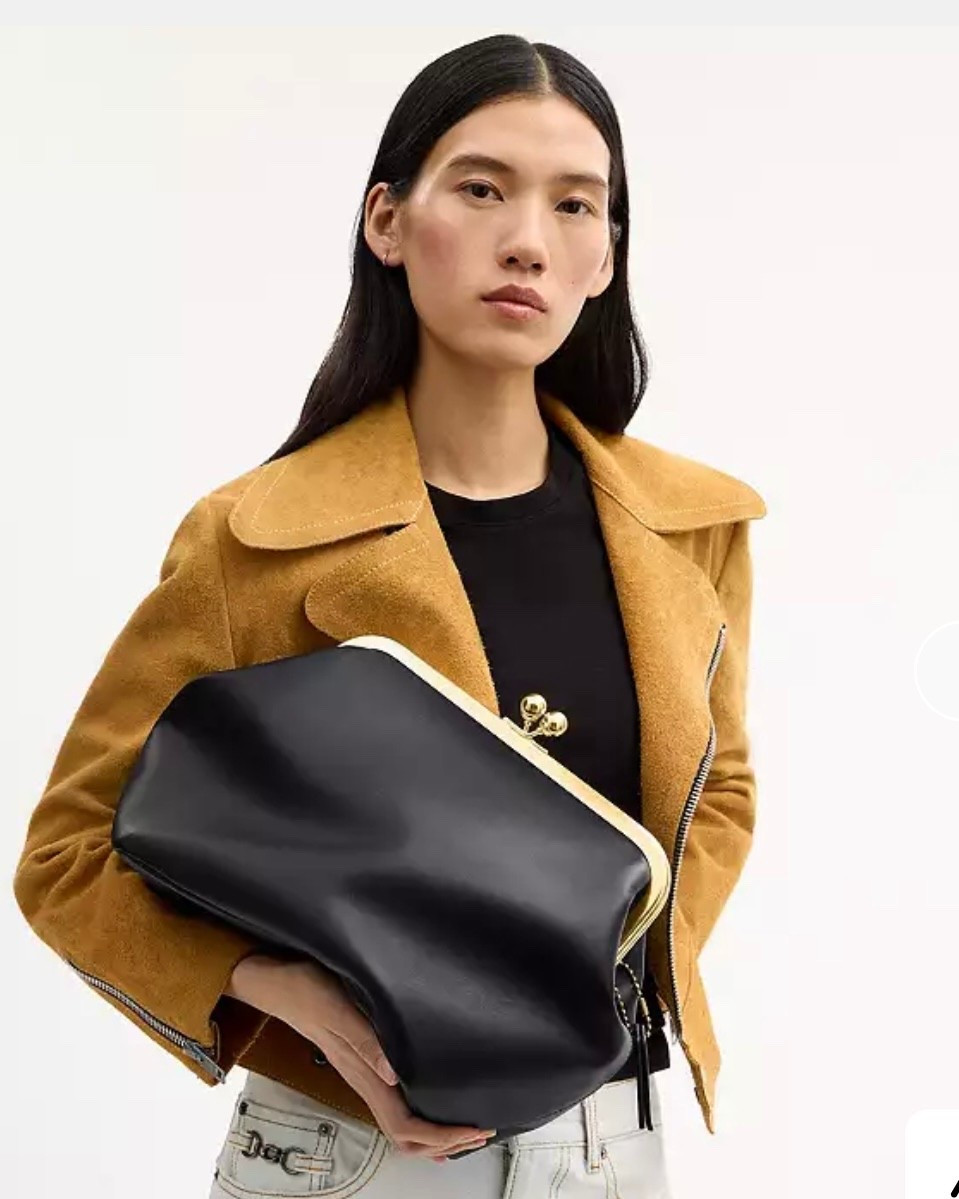 Ordered this beautiful Kisslock leather clutch 🖤