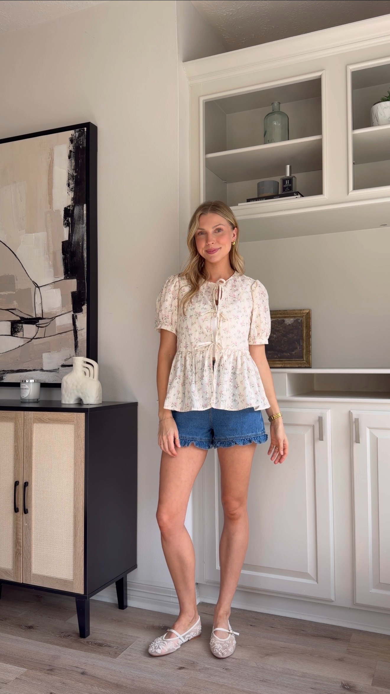 Casual but cute mom outfit | Wearing 2 in denim shorts + S in floral top! 
 

 