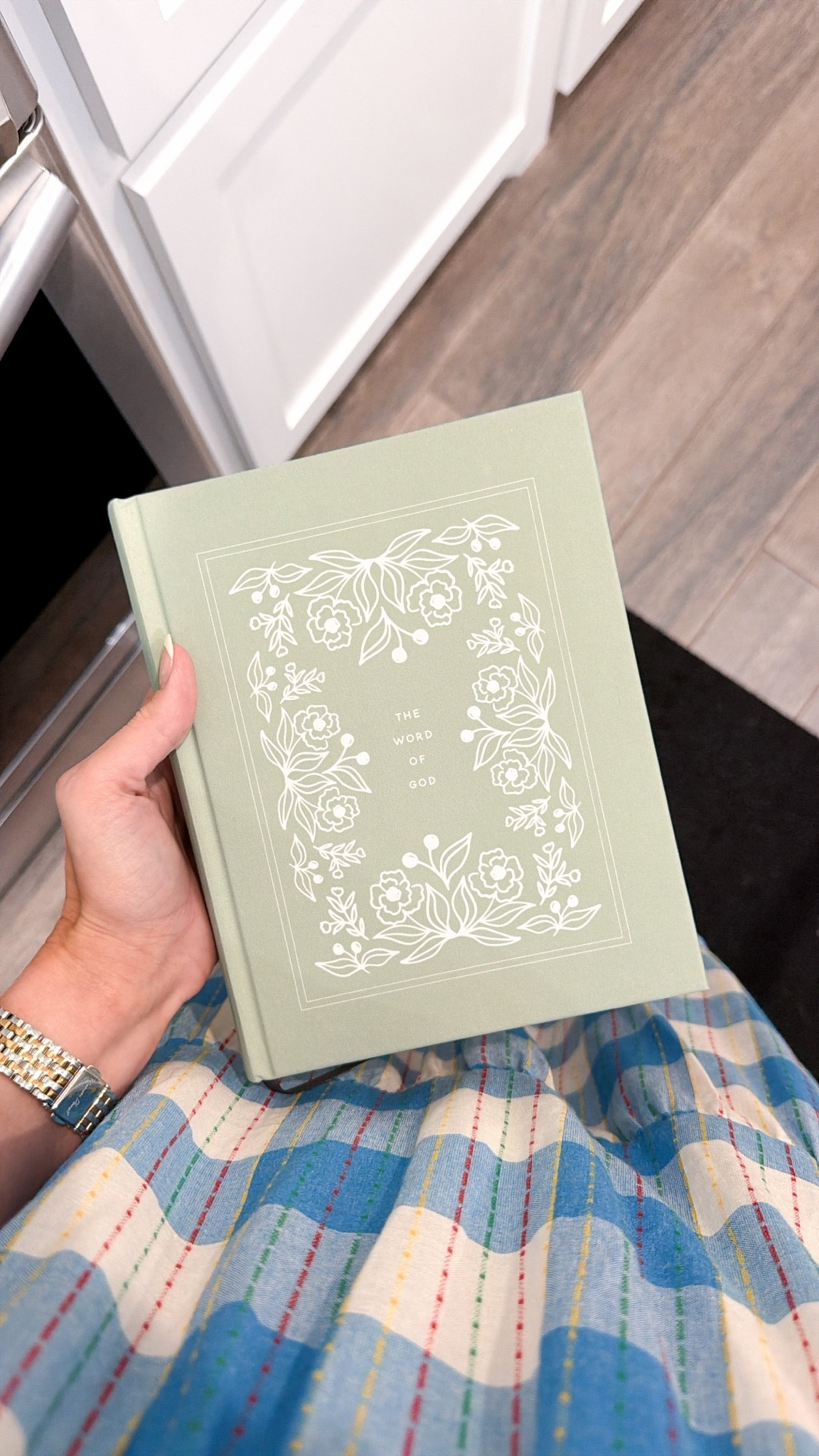 Happy Sunday friends! Loving my new pretty Bible from @The Daily Grace Co. 🩵