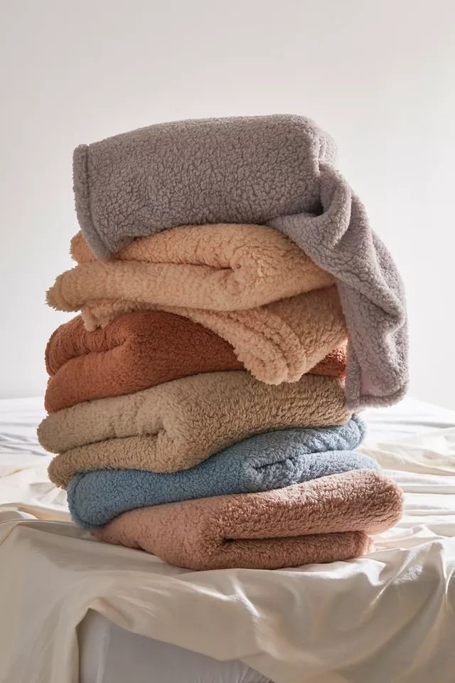 Amped Fleece Throw Blanket | Urban Outfitters (US and RoW)