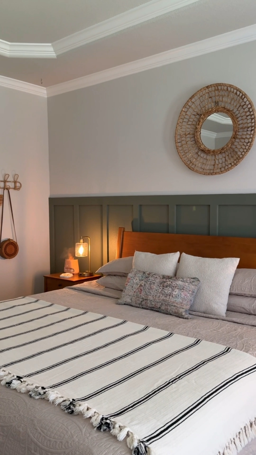 Bedroom before and after board and batten ✨El poder de unas tablas de madera y una lata de pintura 🙌 


#LTKHome