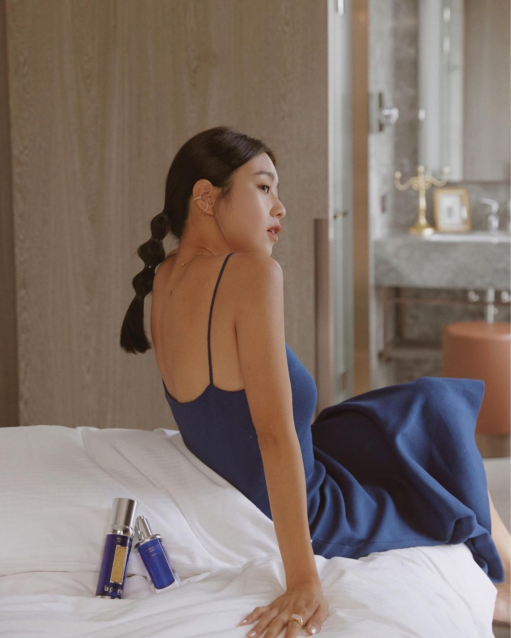 明天就進入11月了，就代表...😌
我又要長一歲了！
哈哈～有點不想面對
但是又好期待未來的我！
每年這時候，
我都會設定一些目標給自己
會寫在記事本裡，然後過一年再回頭看
我實現了哪些～你們也會這樣嗎？😆
⁡
而每年我的目標絕對沒有缺少這兩個
第一，保持好體態
第二，肌膚狀況不能隨著年紀增加而每況愈下
⁡
來分享輕熟女的我
化妝台上保養清單裡不可少的
「魚子美顏緊緻塑顏精萃」😍
來自瑞士頂級保養品牌La Prairie
用尖端魚子科技精準抗老
讓我在家也能擁有宛如歐洲貴族般的
精緻保養享受✨
⁡
第一次使用就非常驚豔😍
（被我用驚豔形容 其實真的不簡單）
質地輕盈吸收極快、隔天皮膚狀態超好
裡面有許多「魚子緊韌活萃成分」
濃縮成的高效活性微珠
幫助縱向拉提
讓肌膚重新找回緊緻的輪廓線條～
⁡
連我同事都說：
『一天就有感，直接封神👑
連男友這種生物
隔天起來也有發現我的皮膚變繃變滑嫩了
還有什麼比這更神奇的事了🥺』
⁡
而且他的香味真的太厲害
是內斂型的奢華
彷彿是那種 想保持低調優雅
但實在太高級
所以存在感反而更強烈的女生！
⁡
另一罐經典產品反重力精華
能橫向拉提 蘋果肌都更緊緻豐潤了！
和精萃搭配在一起使用後
給肌膚全方位的支撐力
整個皮膚的細緻度、滋潤度、
澎潤度都更有感了
超級超級喜歡阿🫶🏼
⁡
不管在國外、在台灣
在家裡的每一個角落
都可以在每次保養的時間
來一場好好愛自己的奢寵儀式
想嘗試奢華保養品牌La Prairie的人
這兩罐 我真的在此奉勸 不要錯過😌
⁡
La Prairie官網一年一度雙11來嚕！
11/1-11/15，訂購四大保養系列
滿$10,000就送$10,000經典商品！
加一加比櫃上送的還多！！
沒趕上櫃上週慶的，快把握線上這一波
根本是體驗奢華保養的完美時機😍
⁡
#化妝台上的魚子饗宴 #魚子美顏緊緻塑顏精萃 #突破性新品 #反重力精華 #黃鑽魚子緊俏拉提精華 #緊緻豐潤美學 #瑞士頂級奢華保養 #官網雙11
#LTKtaiwan #LTKasia

#LTKbeauty #LTKstyletip