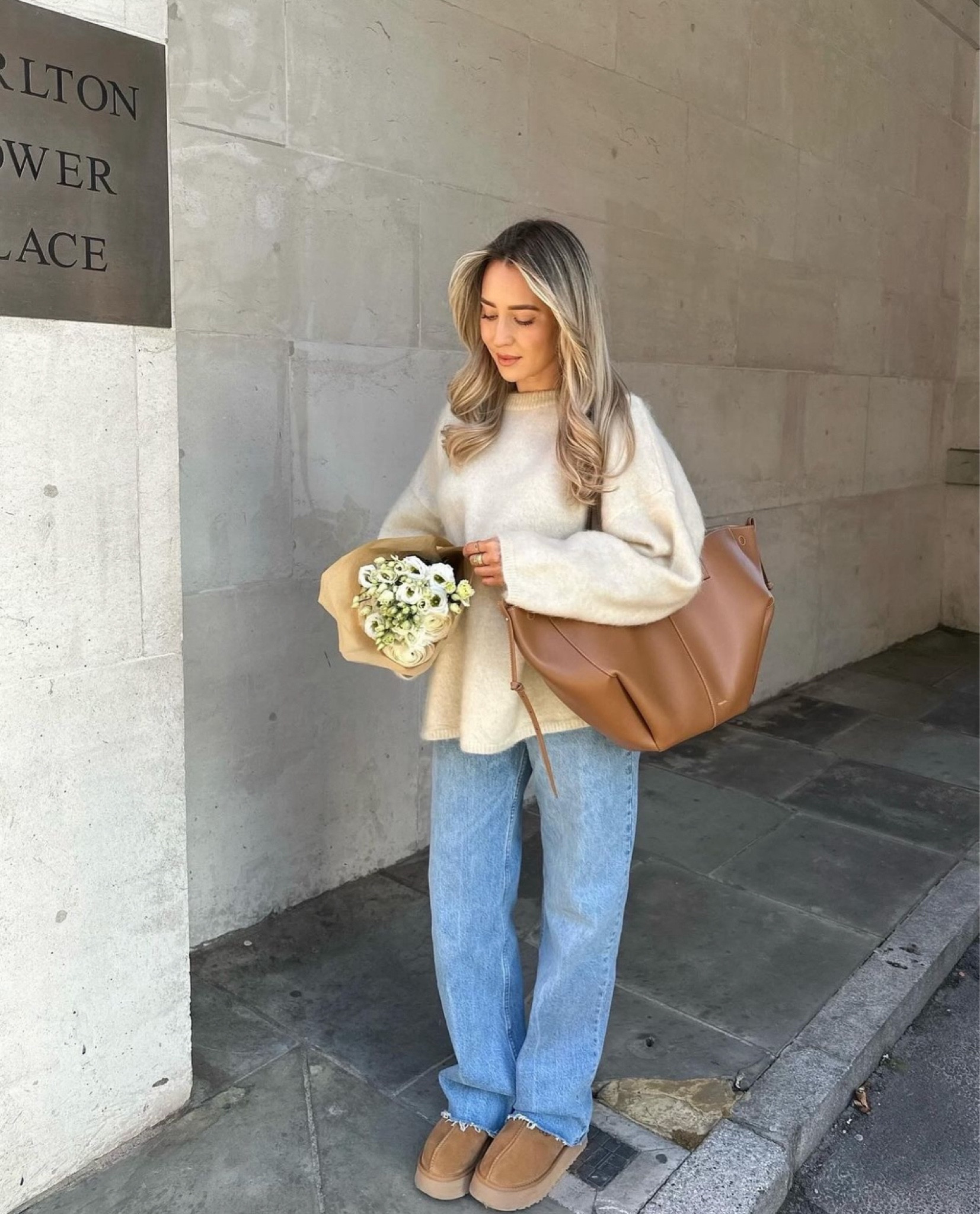 Neutral jeans and a cosy jumper for sunny autumn days 🤍

#LTKautumn