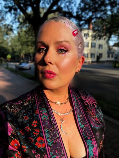 I love walking through Salem MA and seeing how much the tourists enjoy it. Golden hour makes my skin look so good but so does La Mer. I am constantly trying new skincare to review but I always go back to one of my favorites. 

#jewelry
#earrings 
#necklace 
#skincare 
#lamer 
#melindamaria


#LTKU #LTKStyleTip #LTKOver40